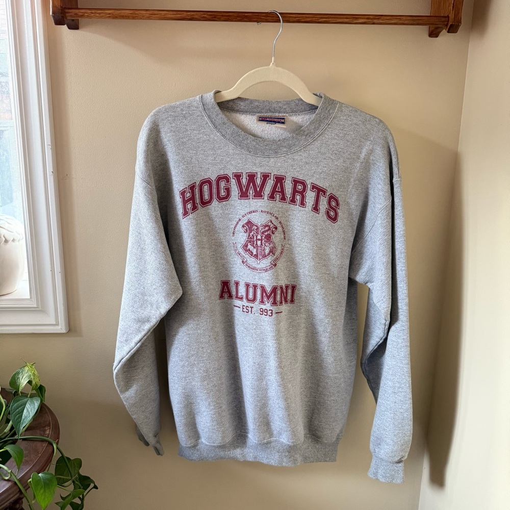 1999 Hogwarts Alumni Sweater‎